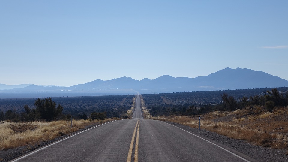 Picture of open road to show long delivery distances on DoorDash, UberEats and Grubhub
